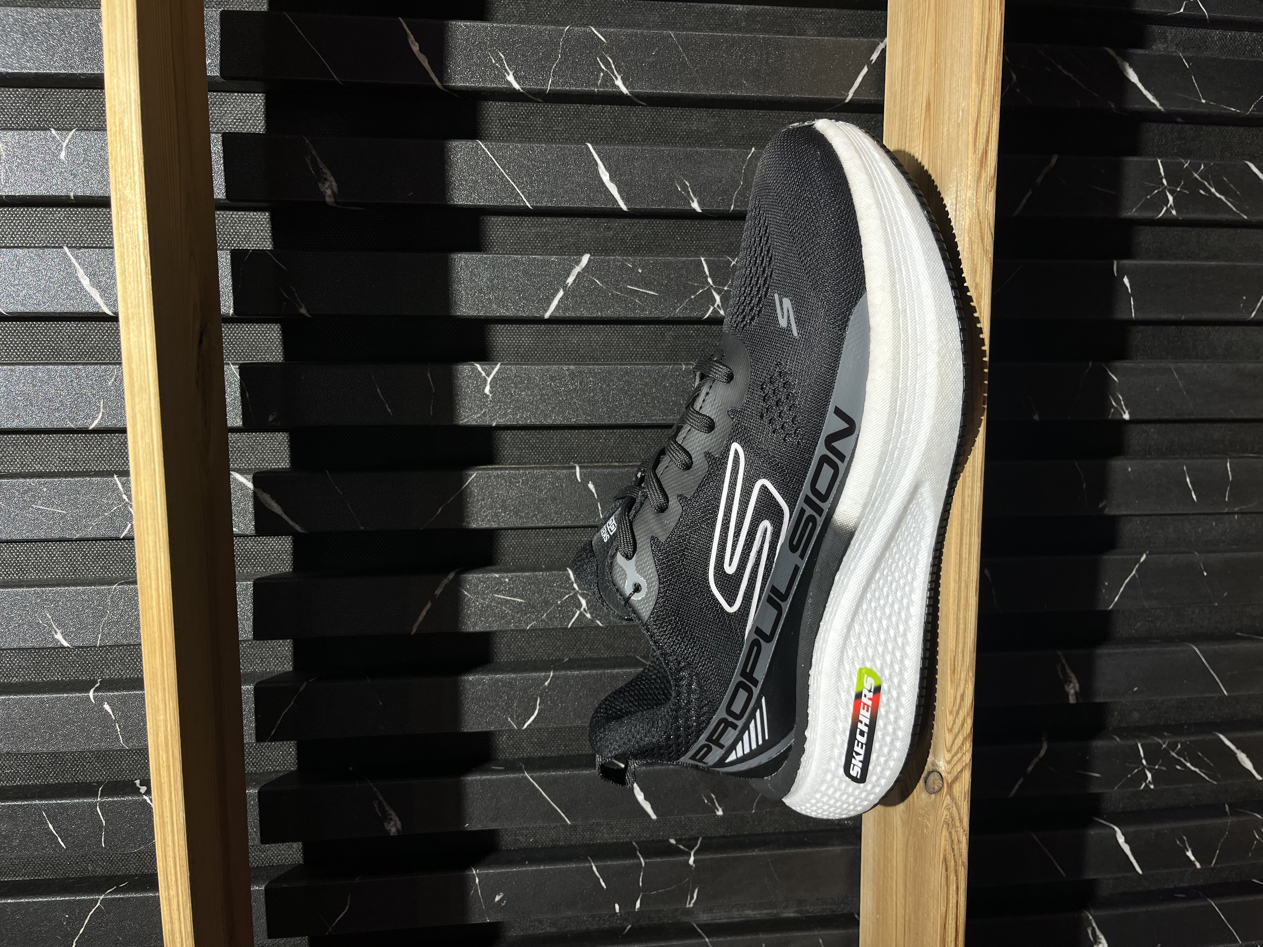 کتونی مشکی زیر سفید اسکچرز(skechers)