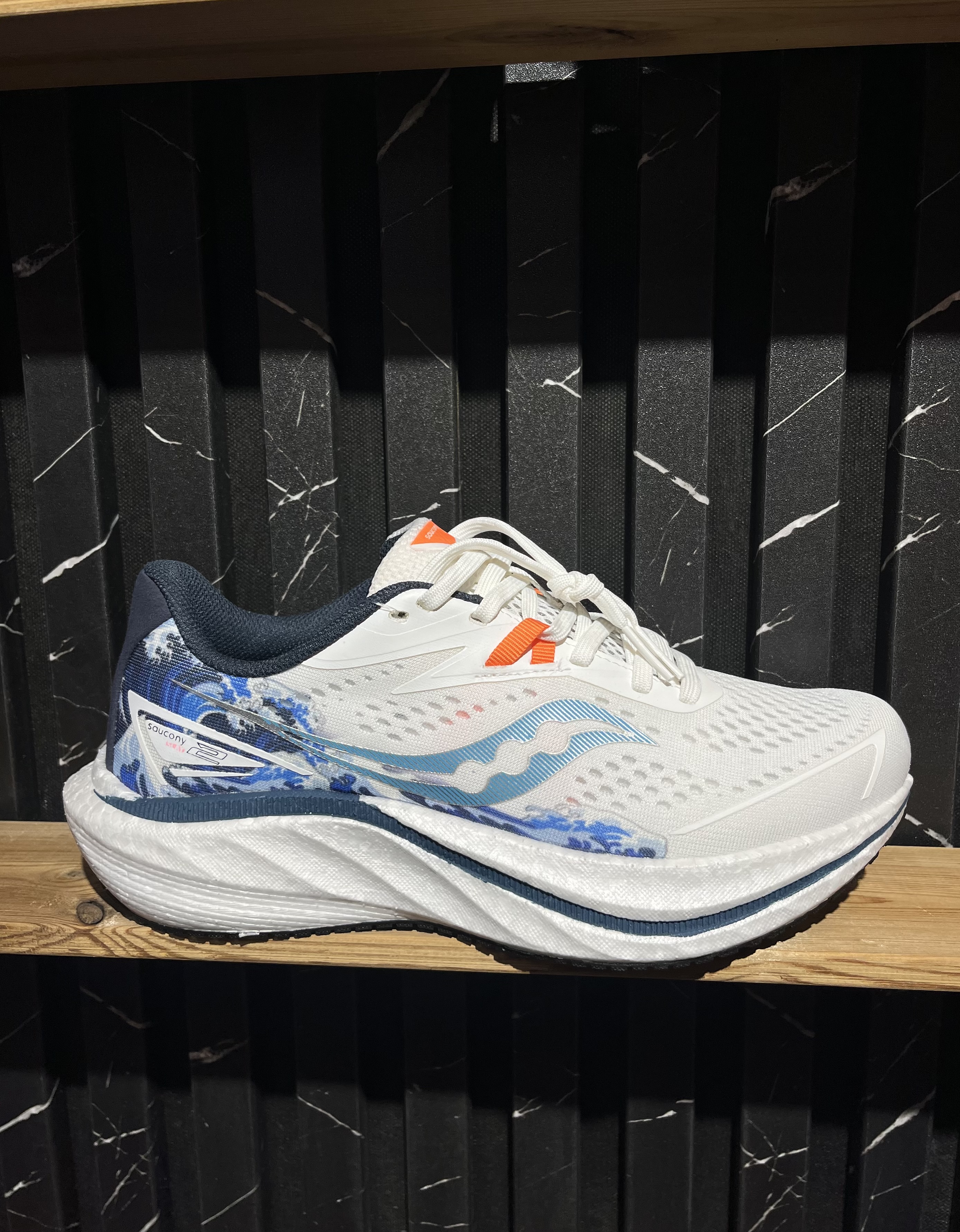 کتونی saucony سفید آبی اسمانی