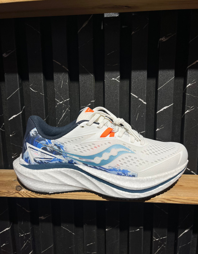 کتونی saucony سفید آبی اسمانی
