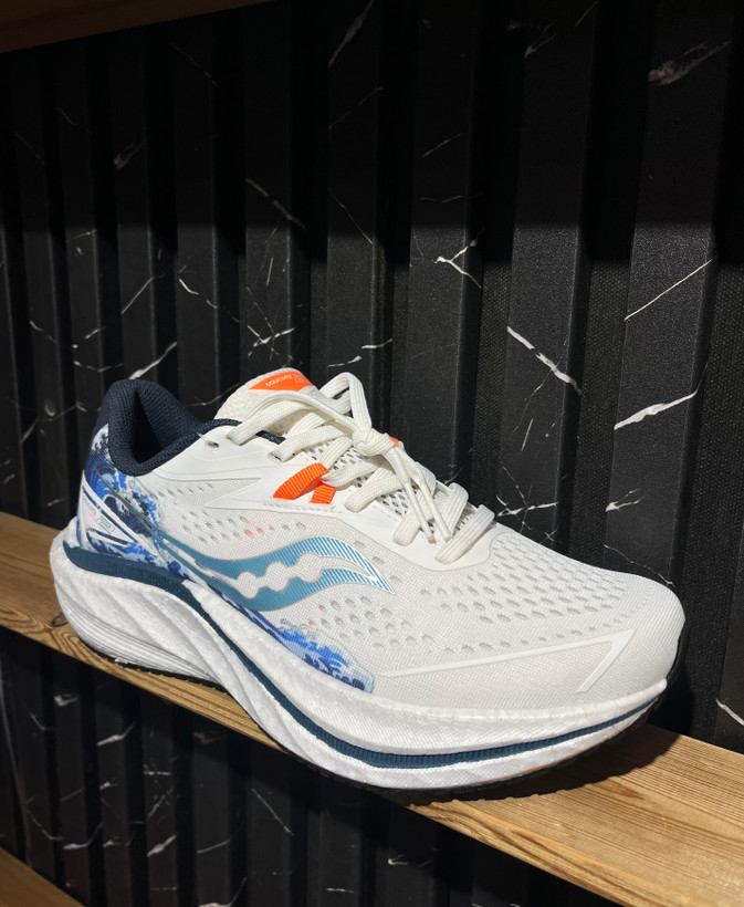 کتونی saucony سفید آبی اسمانی