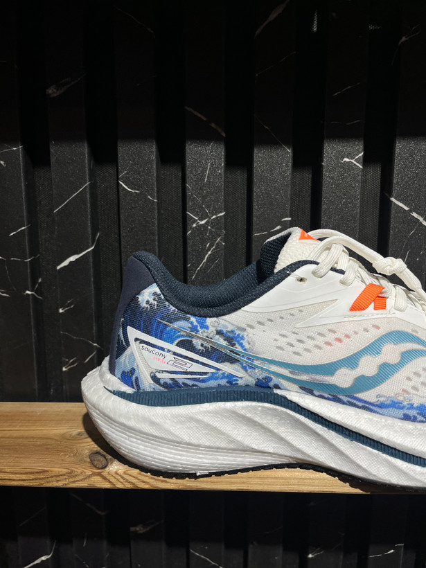 کتونی saucony سفید آبی اسمانی