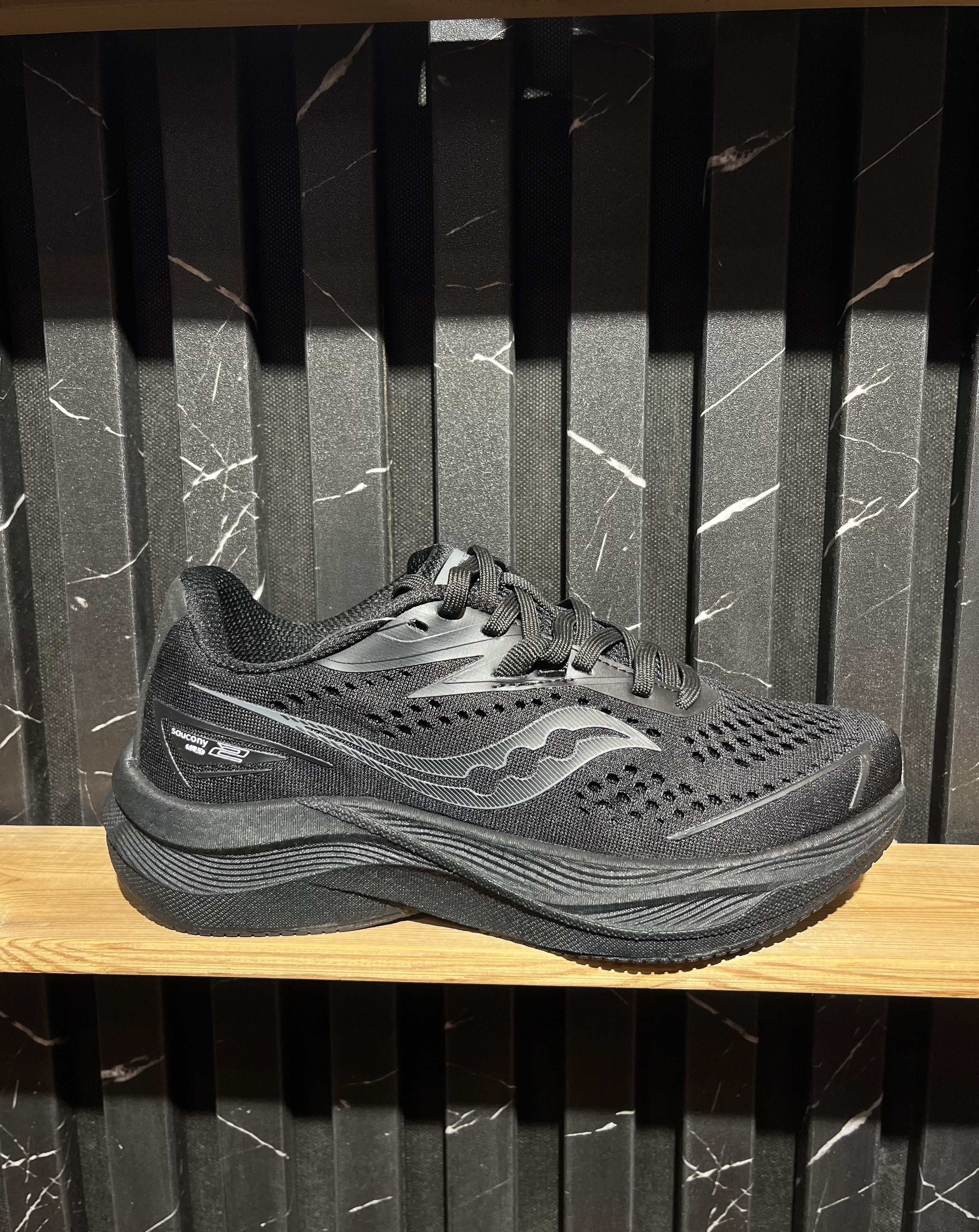 کتونی saucony مشکی