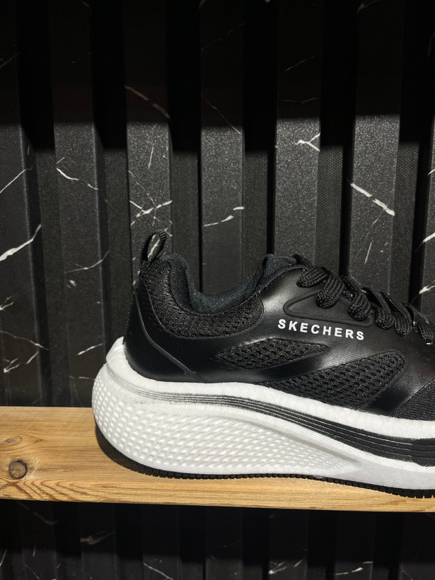 کتونی skechers مشکی کف سفید