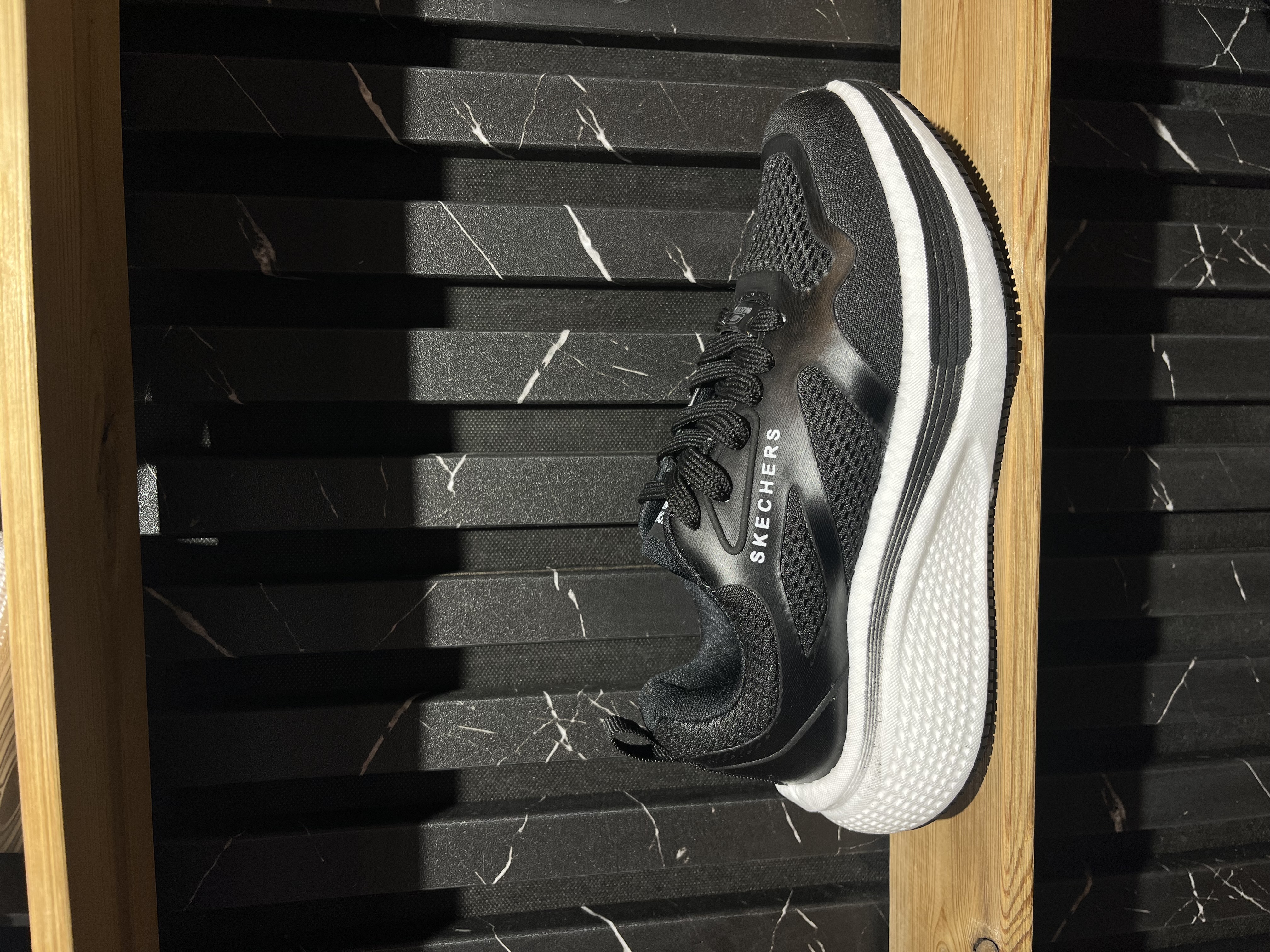کتونی skechers مشکی کف سفید